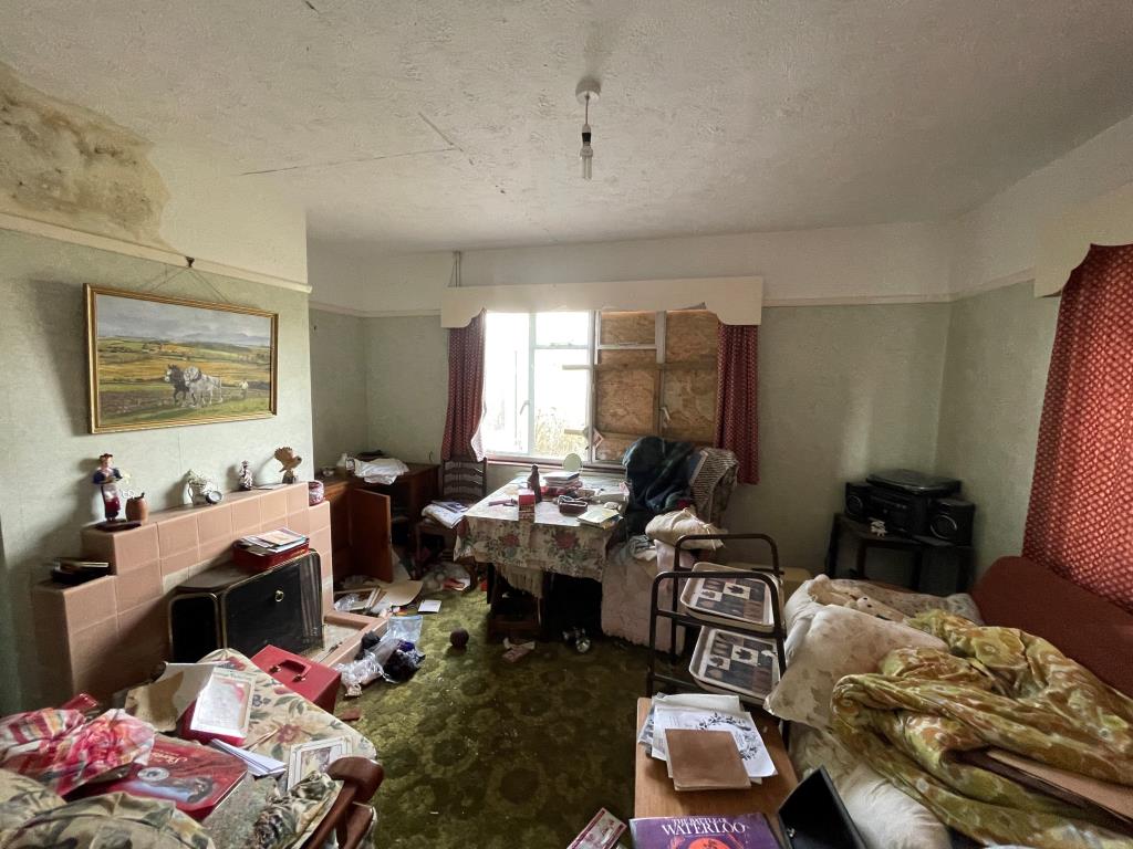 Lot: 9 - DETACHED BUNGALOW ON GOOD SIZE PLOT WITH DEVELOPMENT POTENTIAL - Living room